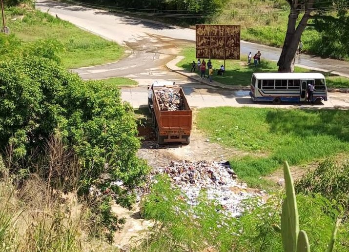 Tres meses tenían sin recoger la basura en Santa Marta de Ocumare del ...