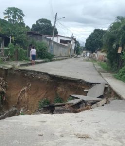 #TuDenuncia: Colapsó calle en Caujarito 1 tras lluvias del #24Agosto