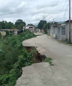 #TuDenuncia: Colapsó calle en Caujarito 1 tras lluvias del #24Agosto