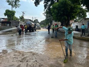 Gobierno Bolivariano atiende a 60 familias afectadas tras desborde de la quebrada Agua Bendita en Santa Lucía