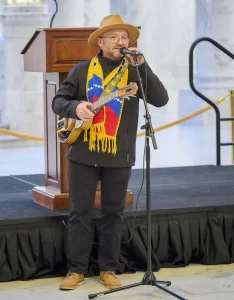 Arnaldo Guevara, músico venezolano, destacará como solista en el evento del Elenco Luz de las Naciones 2024 en el Centro de Conferencias de Salt Lake City, Utah