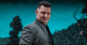 Ángel García estrena su nuevo éxito musical Dinero Maldito remueve conciencias