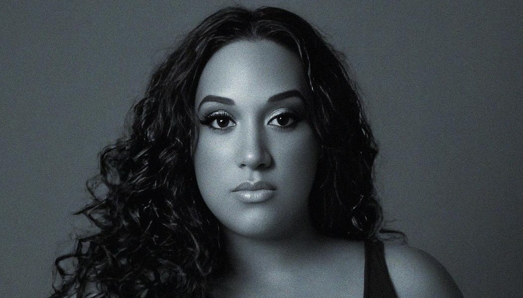 Angie Blue enciende la noche con su explosivo EP “Rompe la discoteka”