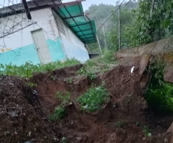 Escuela Guayamural en riesgo de colapso: padres denuncian suspensión de clases
