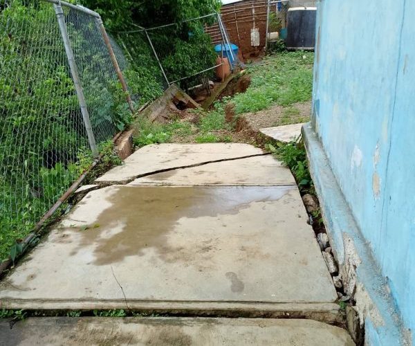 Escuela Guayamural en riesgo de colapso: padres denuncian suspensión de clases