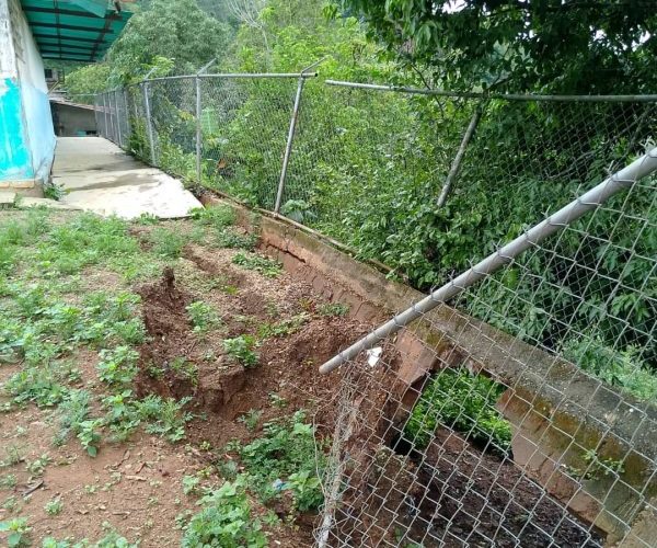 Escuela Guayamural en riesgo de colapso: padres denuncian suspensión de clases