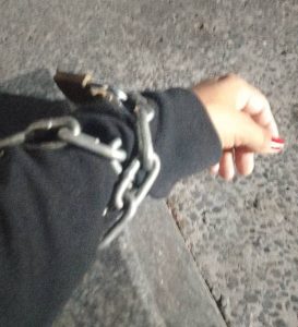 Fundadora del Frente Francisco de Miranda se Encadenó en Charallave Exigiendo Restitución de Vivienda