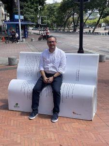 Baruta se llena de bancos en forma de libros en plazas y parques públicos con campaña “Siéntate a Leer”