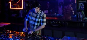 DJ colombiano que está revolucionando la escena electrónica desde Monterrey