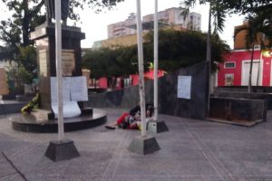 Fundadora del Frente Francisco de Miranda se Encadenó en Charallave Exigiendo Restitución de Vivienda