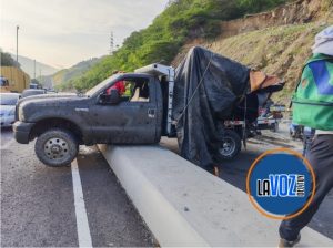 Volcamiento de vehículos de carga genera caos vial en la autopista Caracas–La Guaira