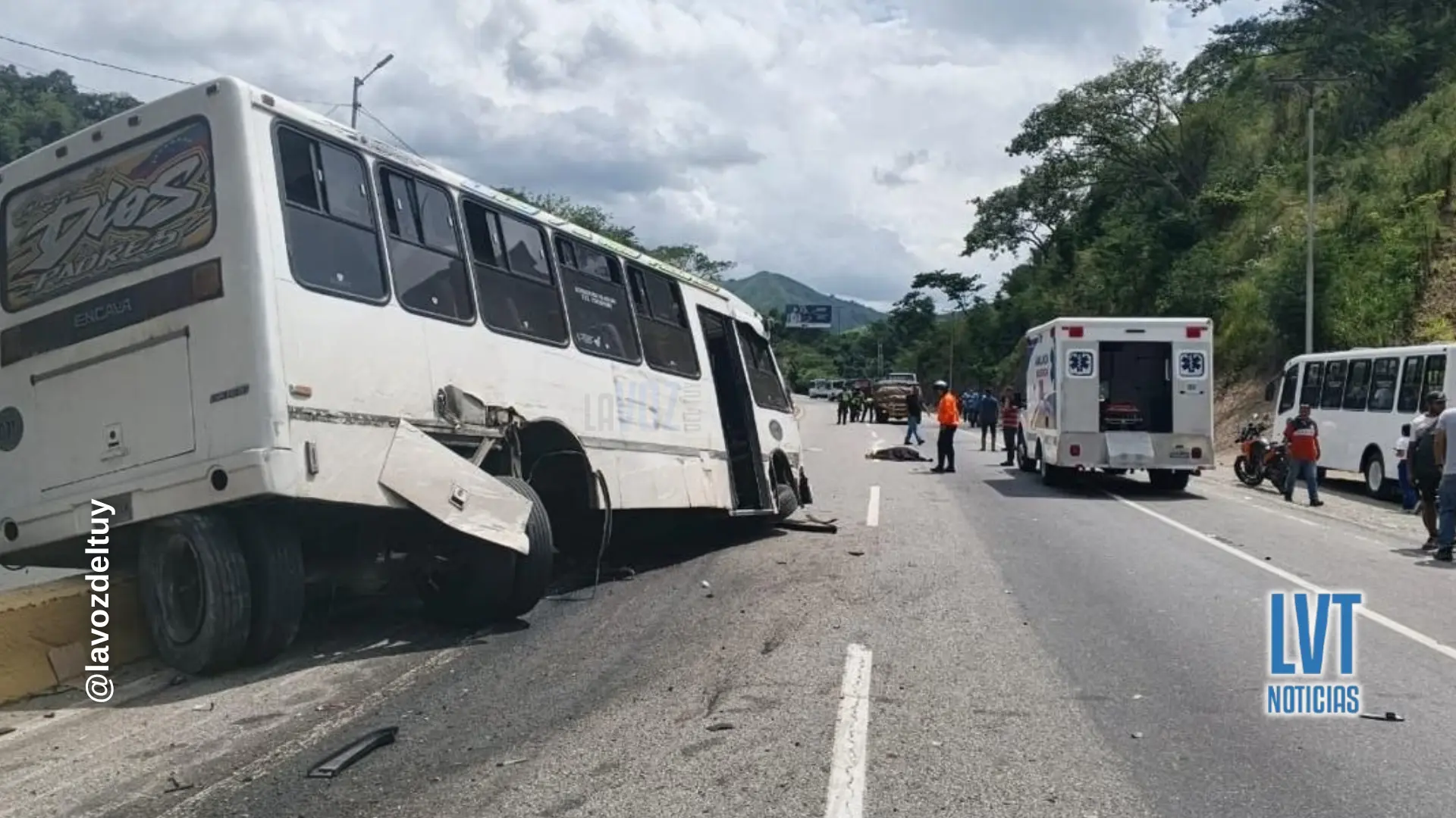 Unidad de transporte de la línea Unión Chara involucrada en el accidente de tránsito en el kilómetro 61 de la Autopista Regional del Centro.