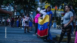Familias afectadas por sismos protestan pacíficamente en la avenida Bolívar exigiendo soluciones habitacionales